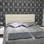 Room Black Nilo